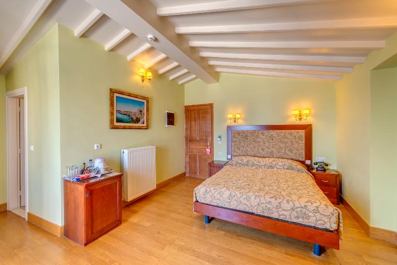 غرفة ديلوكس سرير كينج, Santika Makassar