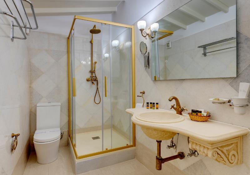 غرفة ديلوكس سرير كينج, Santika Makassar