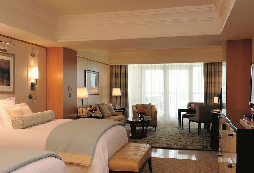Полулюкс, Ritz Carlton Difc Downtown Dubai