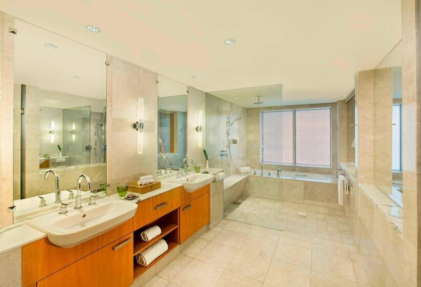 Номер Клуб Кровать Кинг, Ritz Carlton Difc Downtown Dubai