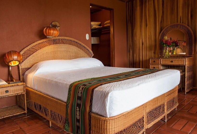 جناح جونيور, Arenal Lodge