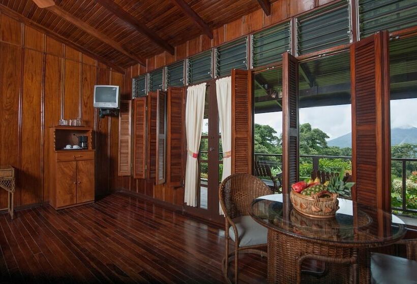 جناح جونيور, Arenal Lodge