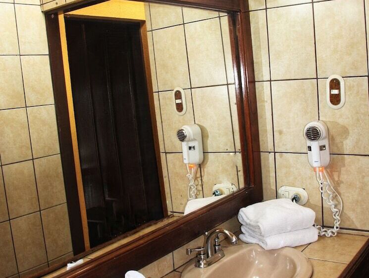 جناح جونيور, Arenal Lodge