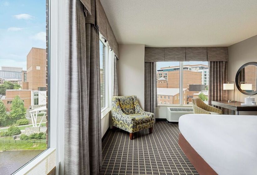 스탠다드 룸 더블 침대, Hampton Inn & Suites Greenville Downtown Riverplace