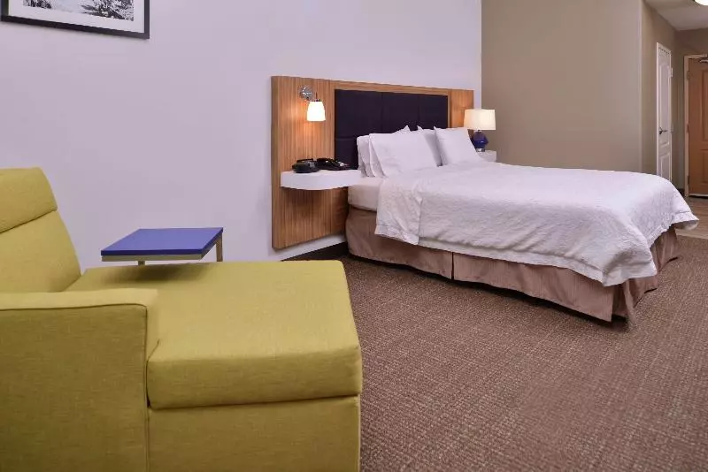 キングサイズベッドのスタンダードルーム, Hampton Inn & Suites Woodland Sacramento Area