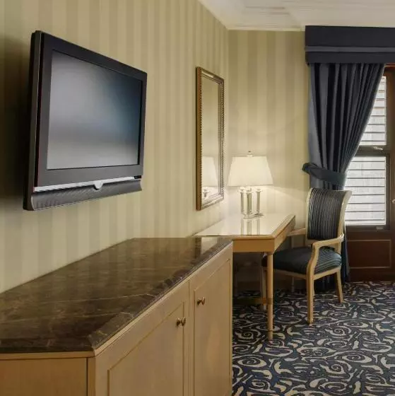 Deluxe Room King Bed & Views