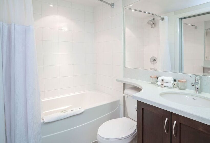 מיטת קינג בסוויטה, Sandman Hotel And Suites Abbotsford