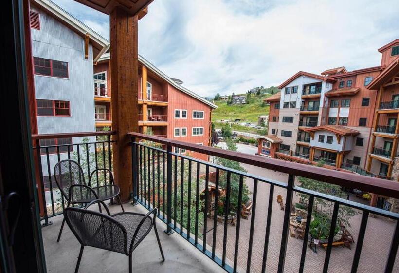 סטודיו דלוקס, The Lodge At Mountaineer Square