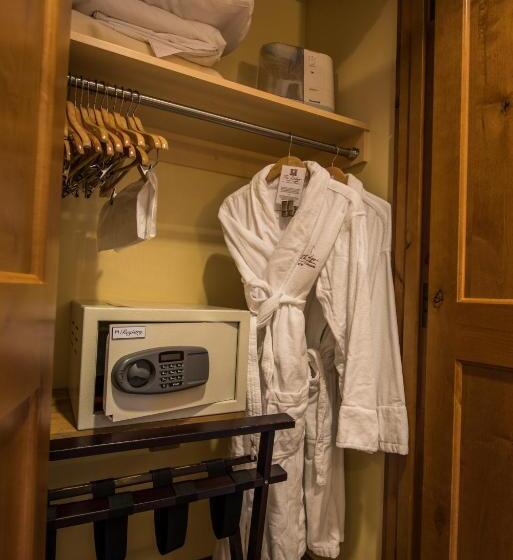 סטודיו דלוקס, The Lodge At Mountaineer Square