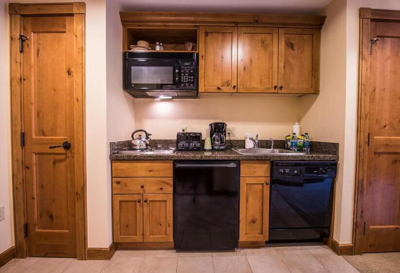 סטודיו דלוקס, The Lodge At Mountaineer Square