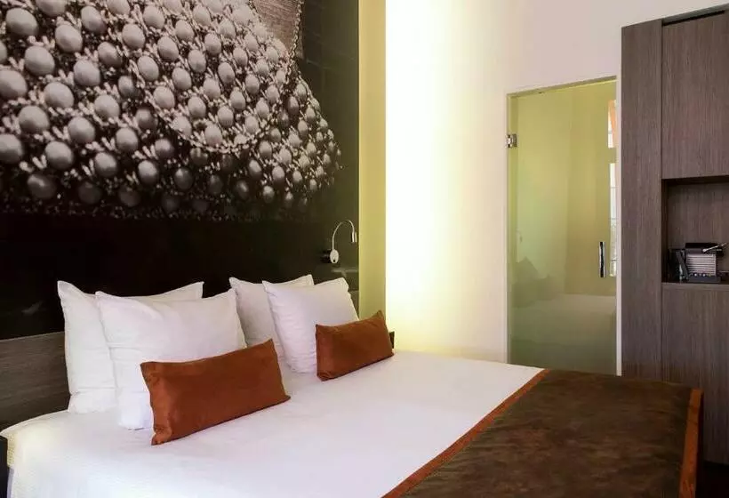Superior Room King Size Bed, The Manor Amsterdam