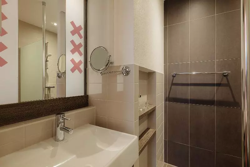 Superior Triple Room, The Manor Amsterdam