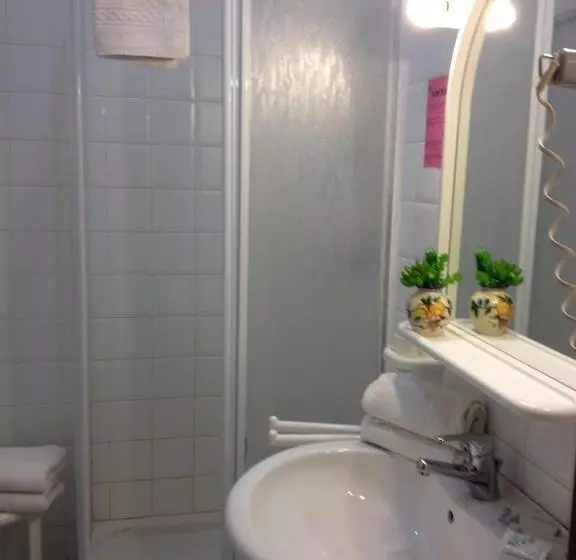 Standard Kolmen Hengen Huone, Zilema