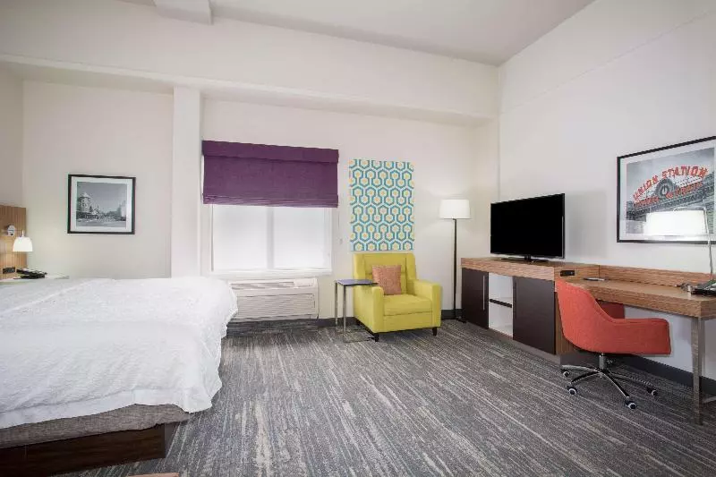 キングサイズベッドのスタンダードルーム, Hampton Inn & Suites Parker