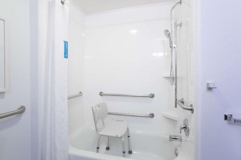 스탠다드 스튜디오 킹침대, Hampton Inn & Suites Parker