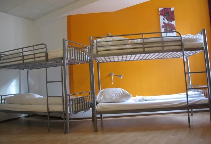 Bed in Shared Room with Shared Bathroom, Metropol Hostel Berlin