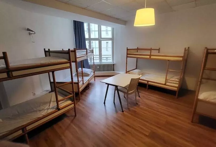 Bed in Shared Room with Shared Bathroom, Metropol Hostel Berlin