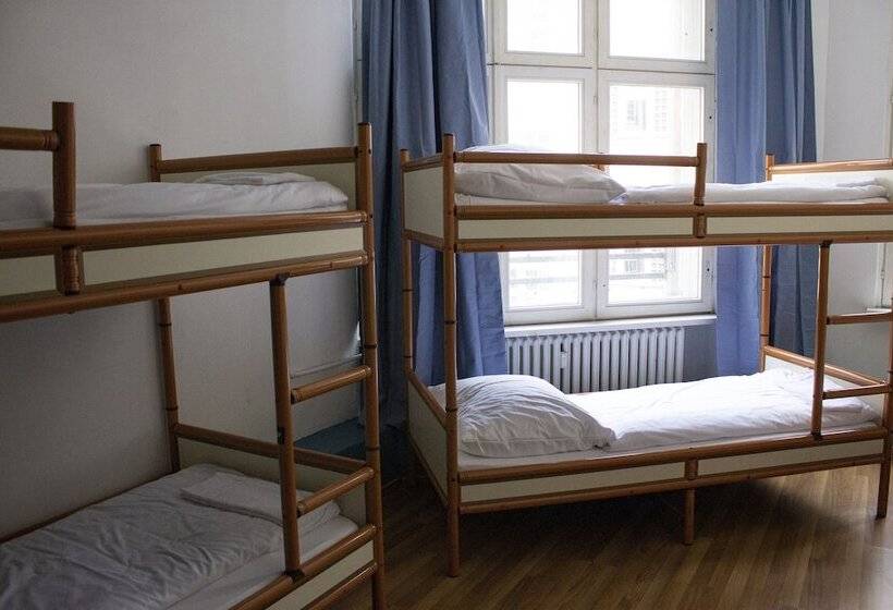 Bed in Shared Room with Shared Bathroom, Metropol Hostel Berlin