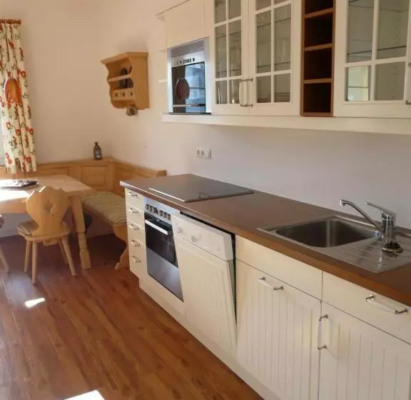 Huoneisto 2 Makuuhuonetta, Roter Hahn   Bed & Breakfast