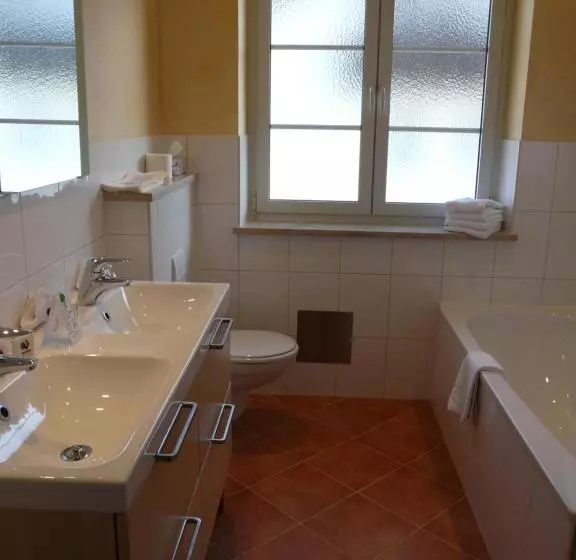 Huoneisto 2 Makuuhuonetta, Roter Hahn   Bed & Breakfast