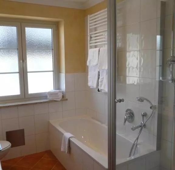 Huoneisto 2 Makuuhuonetta, Roter Hahn   Bed & Breakfast