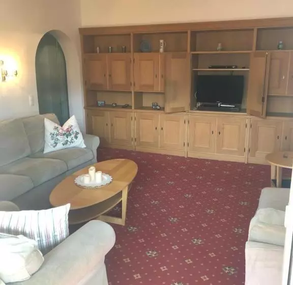Huoneisto 1 Makuuhuone, Roter Hahn   Bed & Breakfast