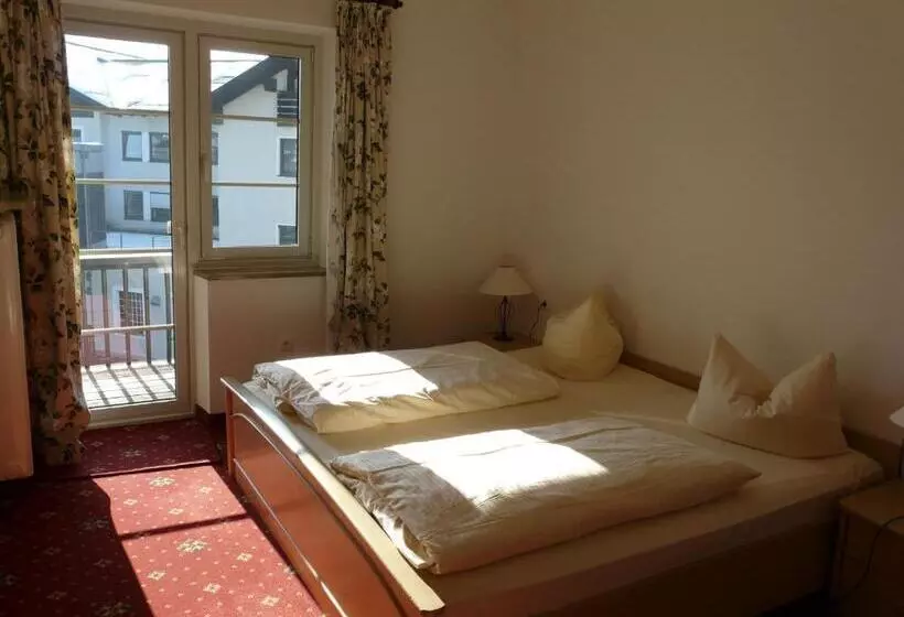 Huoneisto 1 Makuuhuone, Roter Hahn   Bed & Breakfast