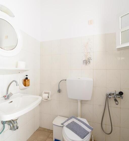 Economy Triple Room, Liostasi