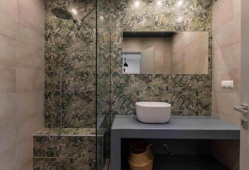 اتاق استاندارد با بالکن, Liostasi