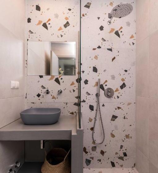 اتاق استاندارد با بالکن, Liostasi