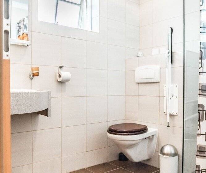 Economy Studio, Laxnes