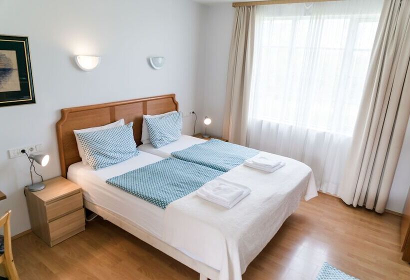 Economy Studio, Laxnes