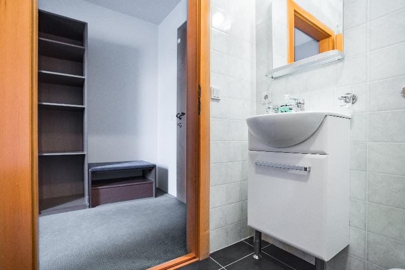 اتاق لوکس, Laxnes