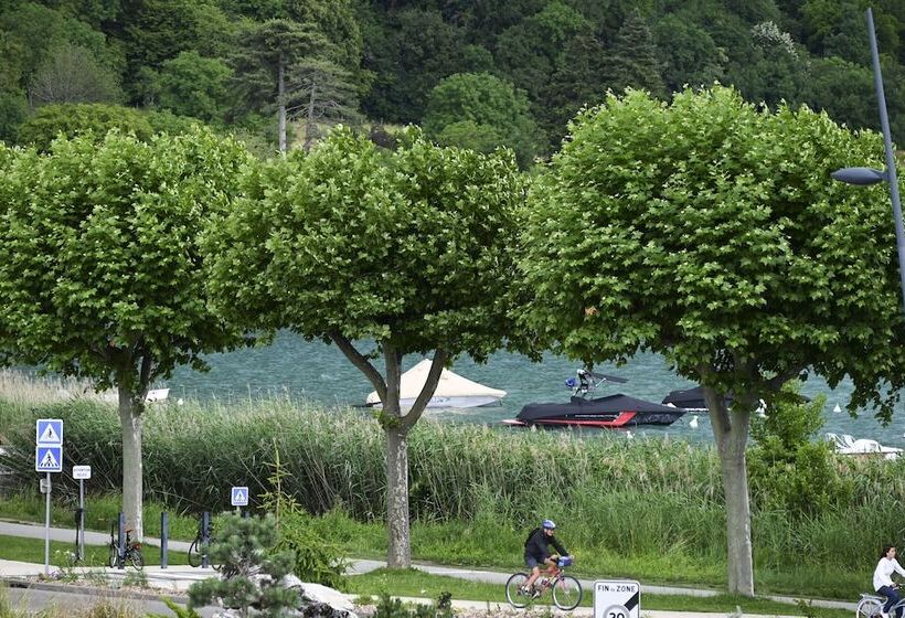 חדר סטנדרט לשלושה, Les Muses