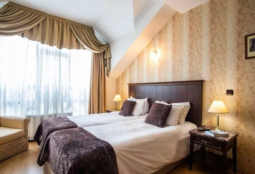 اتاق اجرایی, Premier Luxury Mountain Resort