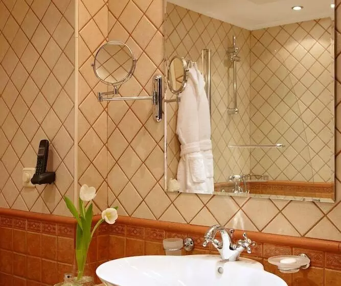 اتاق اجرایی, Premier Luxury Mountain Resort