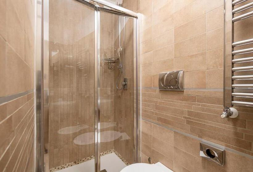 חדר בסיסי, The Five Oscars Inn