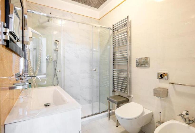 חדר דלוקס, The Five Oscars Inn