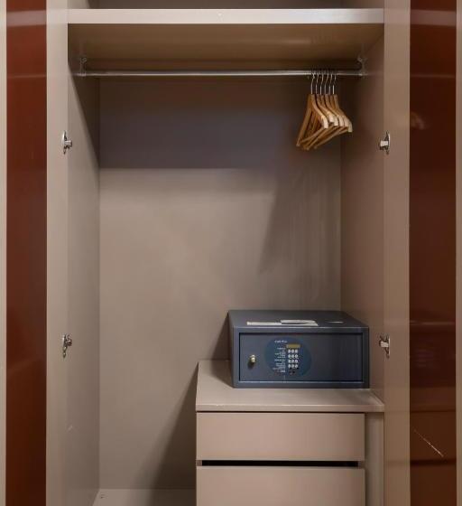 חדר דלוקס, The Five Oscars Inn