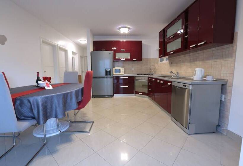 דירת 2 חדרי שינה עם נוף לגינה, Matic Apartments