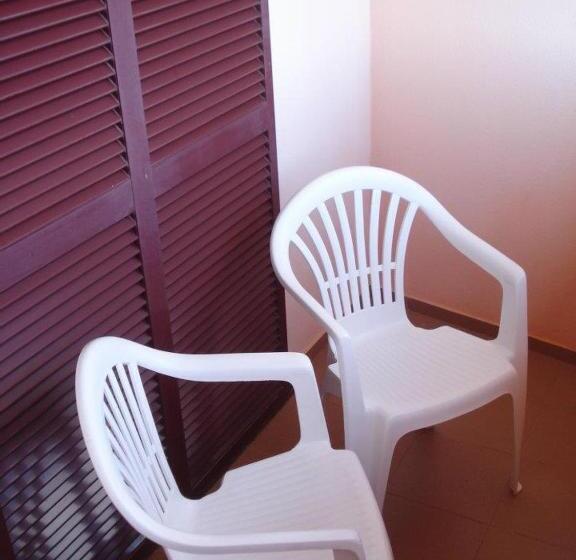 اتاق استاندارد, Al Moniz