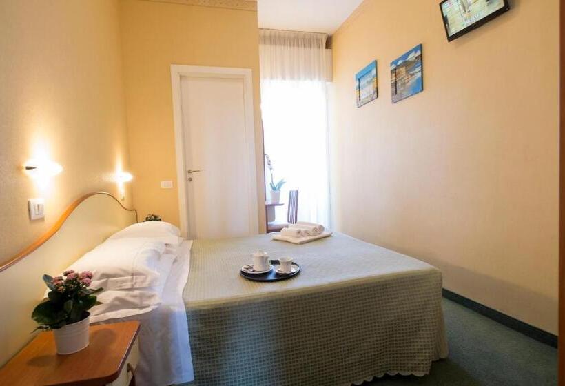 اتاق اساندارد با چشم‌انداز جانبی به دریا, Crosal