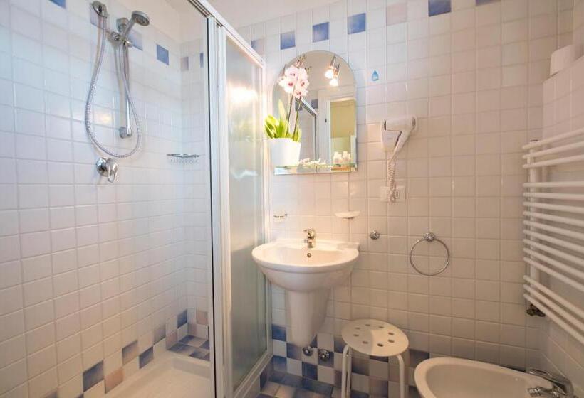 اتاق اساندارد با چشم‌انداز جانبی به دریا, Crosal