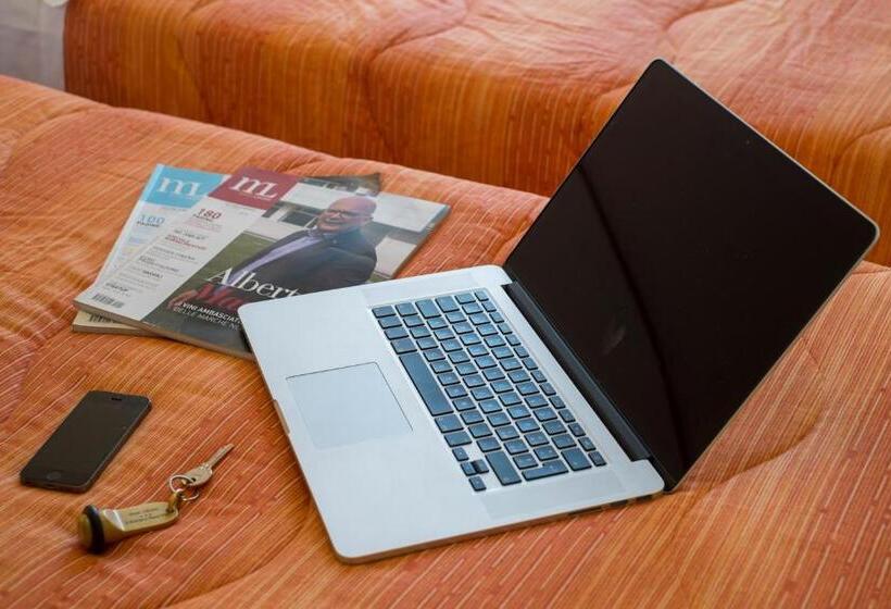 اتاق اساندارد با چشم‌انداز جانبی به دریا, Crosal