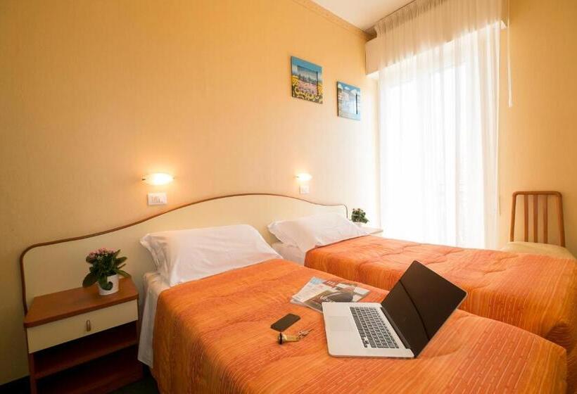 اتاق اساندارد با چشم‌انداز جانبی به دریا, Crosal