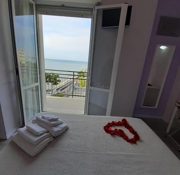 اتاق استاندارد با بالکن و چشم‌انداز دریا, Crosal