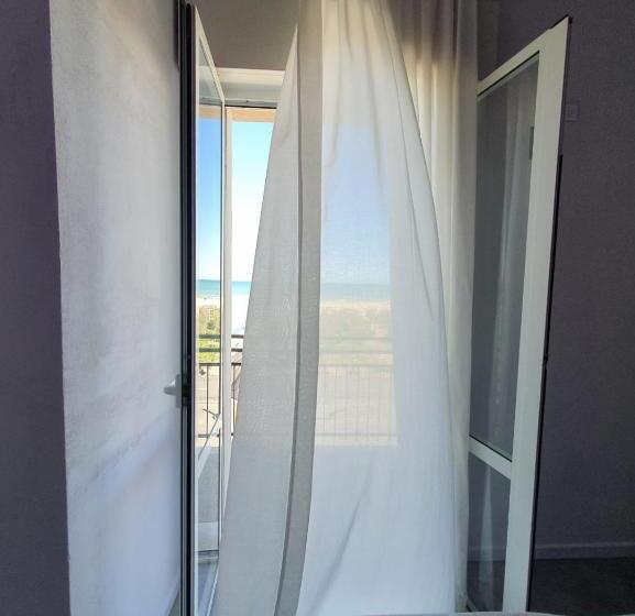 اتاق استاندارد با بالکن و چشم‌انداز دریا, Crosal