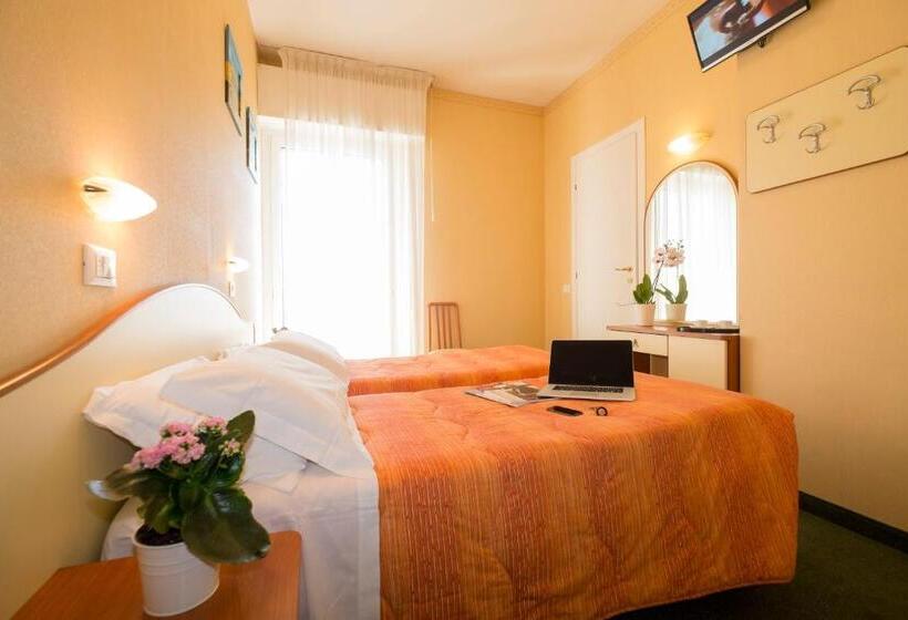 اتاق اساندارد با چشم‌انداز جانبی به دریا, Crosal