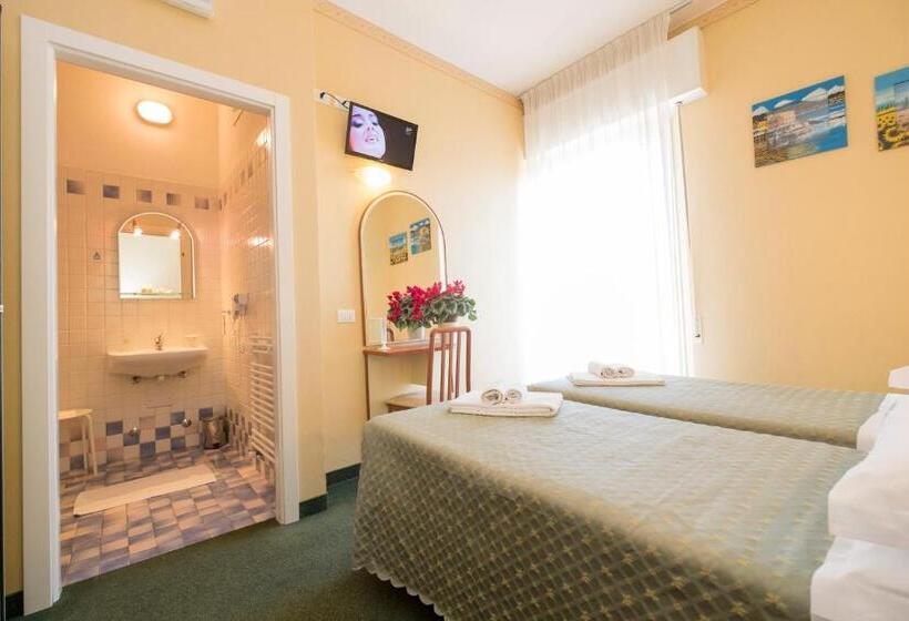 اتاق اساندارد با چشم‌انداز جانبی به دریا, Crosal