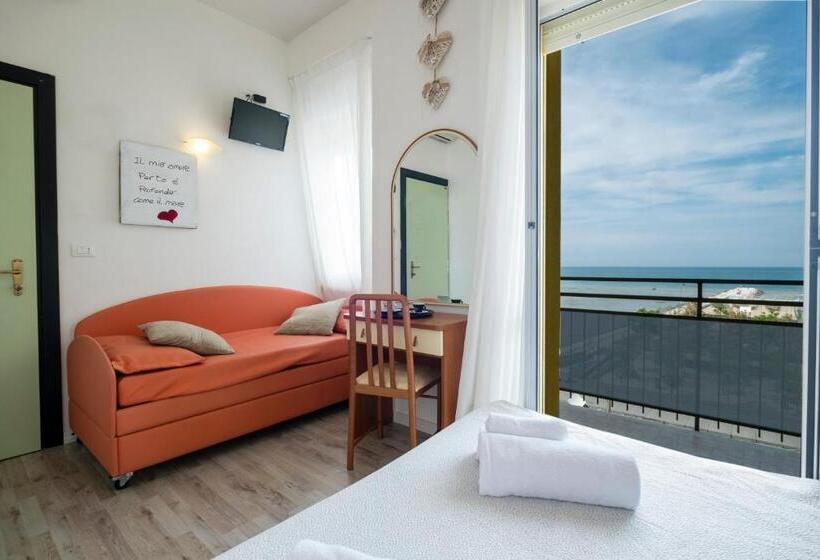 اتاق اساندارد با چشم‌انداز جانبی به دریا, Crosal